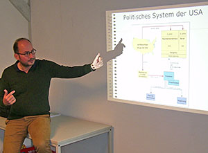 Dr. Udo Metzinger führt kenntnisreich in das politische System der USA ein.