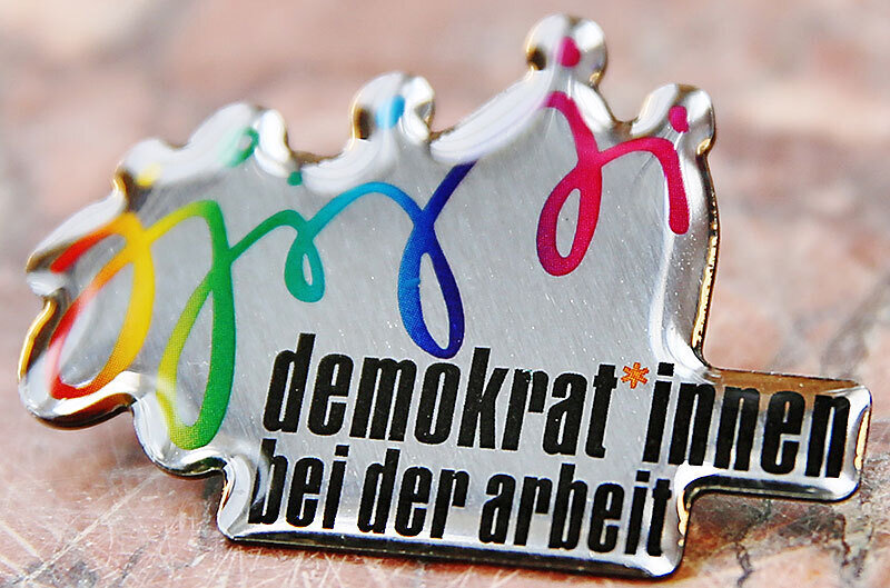 logo demokrat*innen bei der arbeit